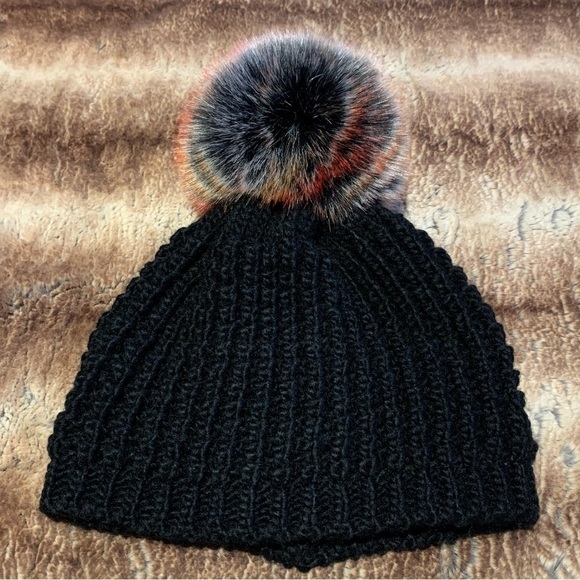 Kyi Kyi Classic Faux Fur Pom Beanie Black/Red - Picture 1 of 6